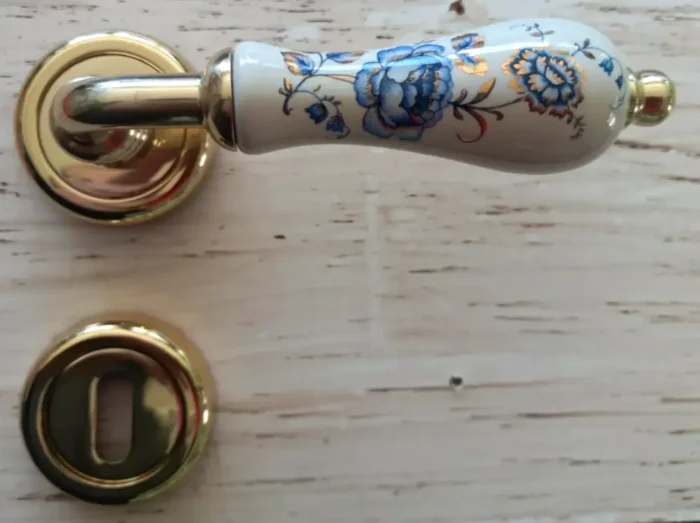 Maniglie per porte interne in ottone e porcellana decoro oro e fiore blu