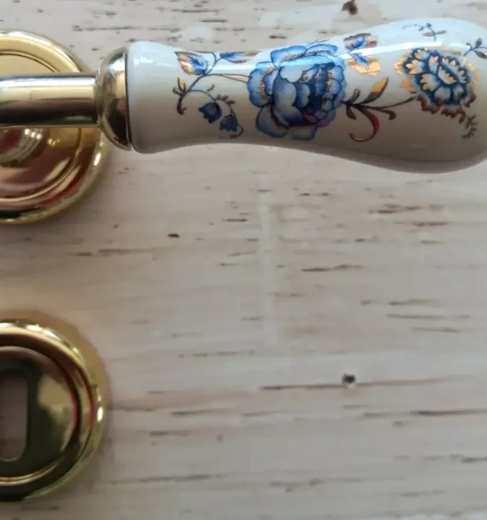 Maniglie per porte interne in ottone e porcellana decoro oro e fiore blu