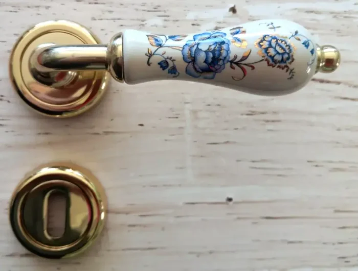 Maniglie per porte interne in ottone e porcellana decoro oro e fiore blu